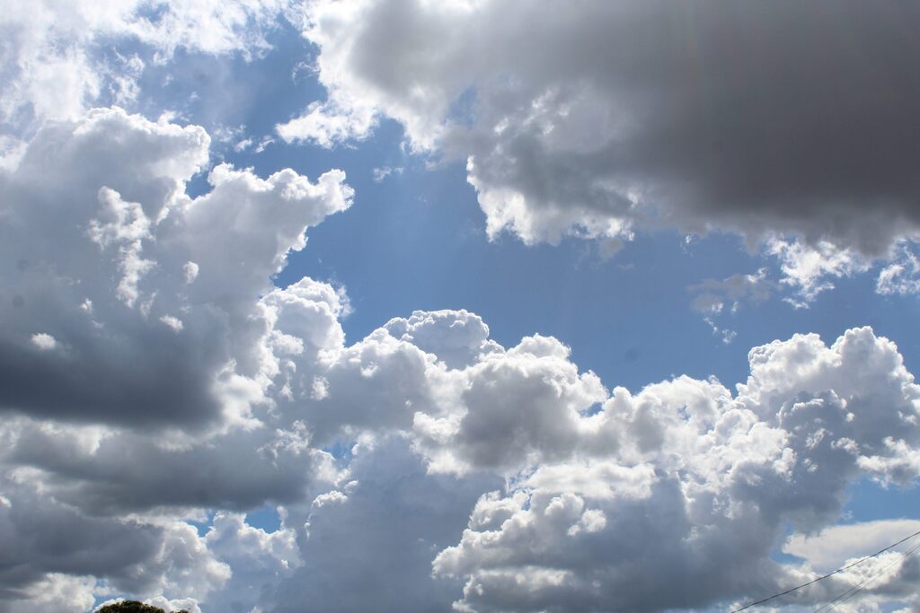 Sol e chance de chuva isolada marcam a previsão para esta terça-feira (14) em SC