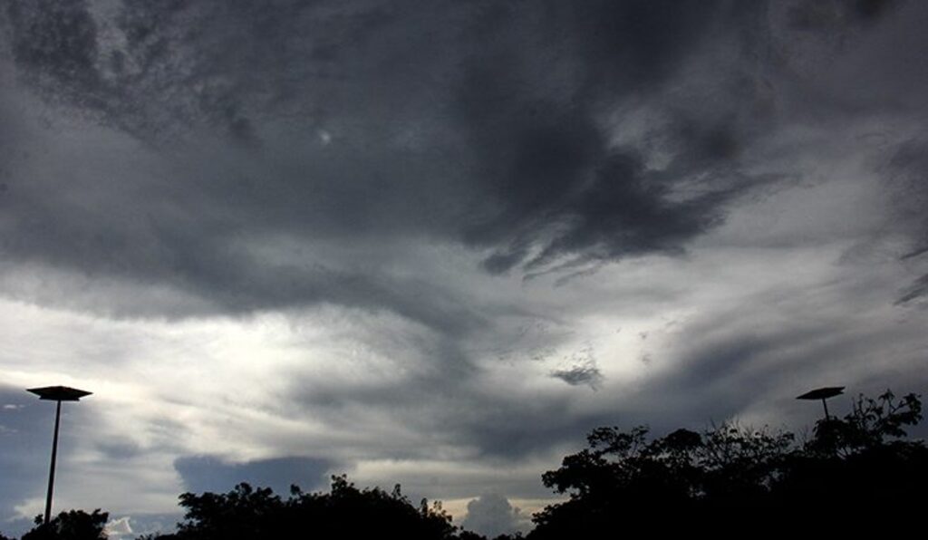 SC enfrenta semana de temporais isolados com avanço de frente fria